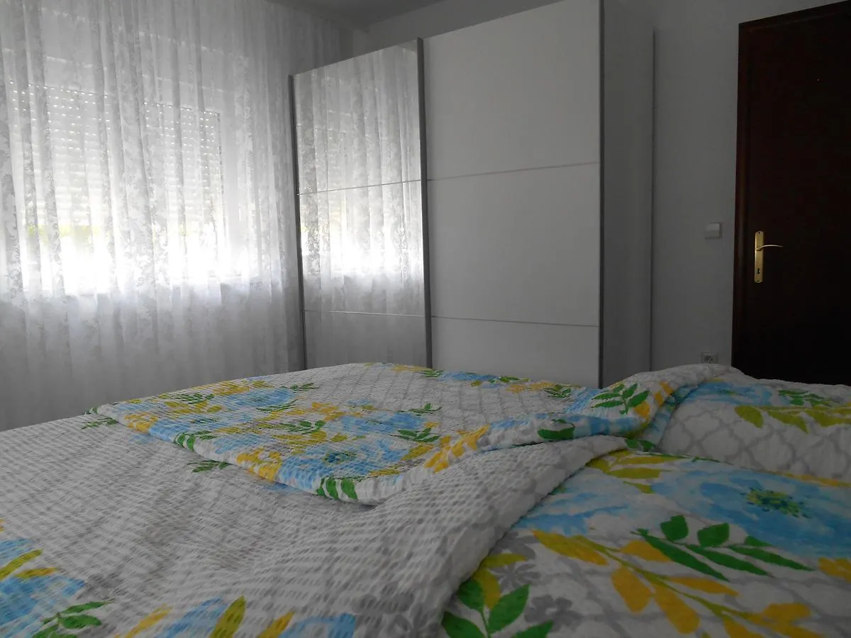 Apartments Diana Šmrika 0*,
